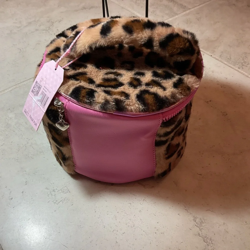 Miss Gwen’s OMG Faux Fur Leopard NIB Makeup Case w/ Pink Zipper, 5.50”Hx8”Wx5”D